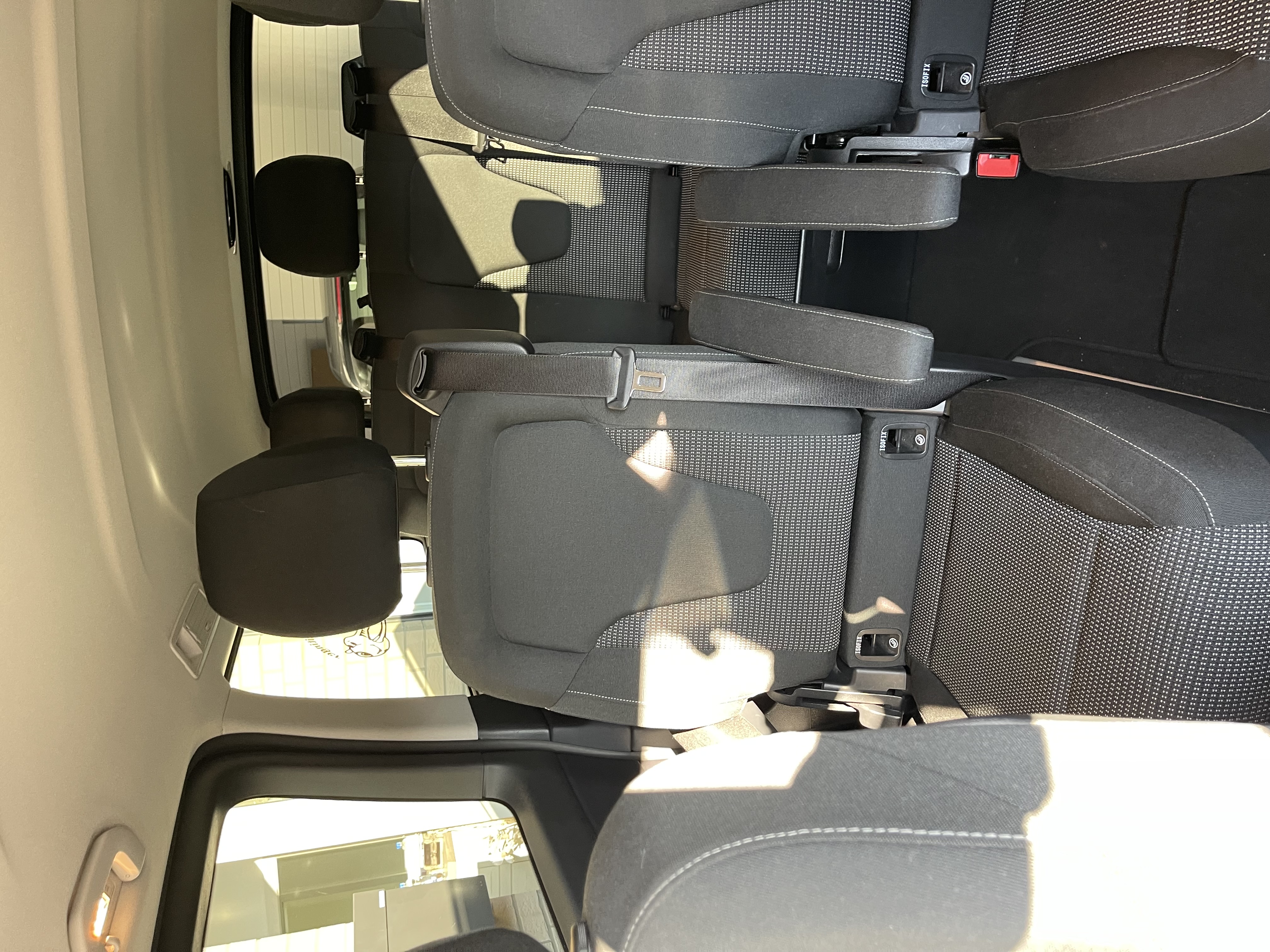 Einzelsitze und viel Platz im innen Raum